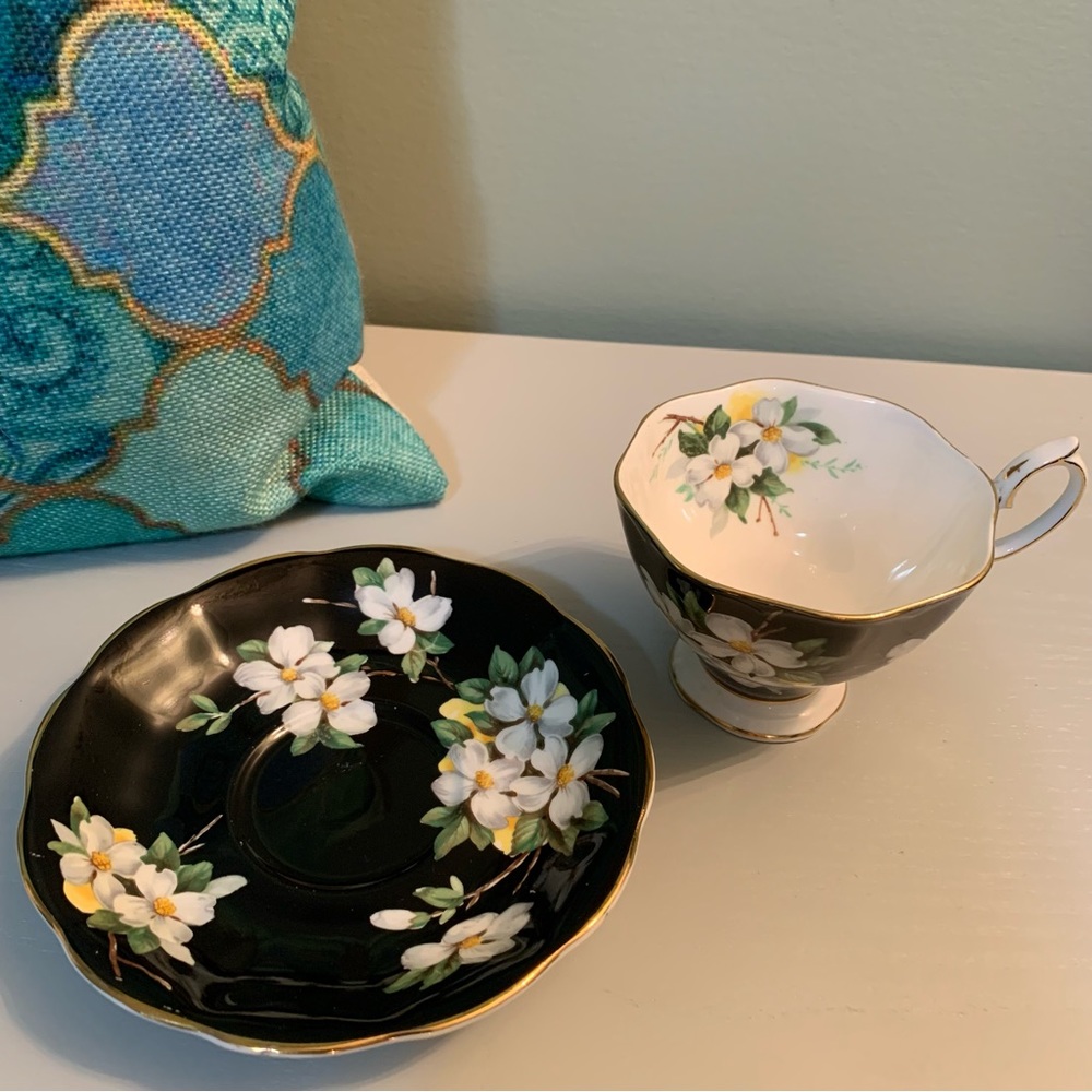Royal Albert - Bone China England - Vintage Tea Cup and Saucer - Picture 7 of 10